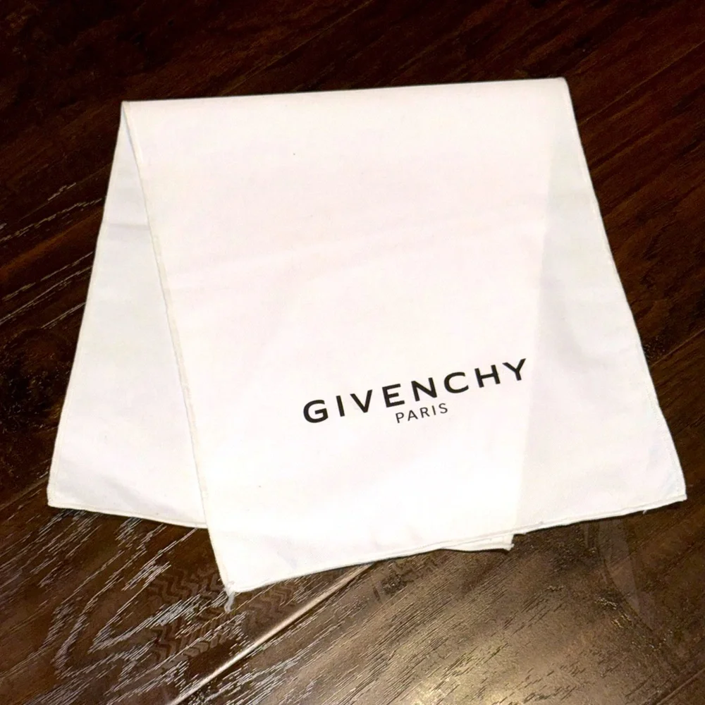 💟 Authentic Givenchy Short Table Runner